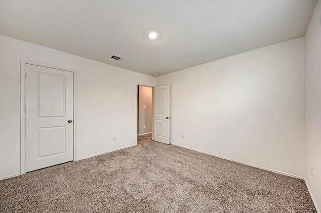 Building Photo - 817 Circle Wy