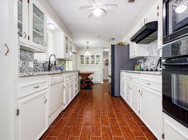 Building Photo - 3 Bed 2.5 Bath Home | Garage | Beautiful C...
