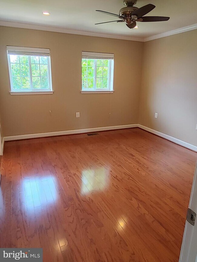 Building Photo - 4123 S Four Mile Run Dr