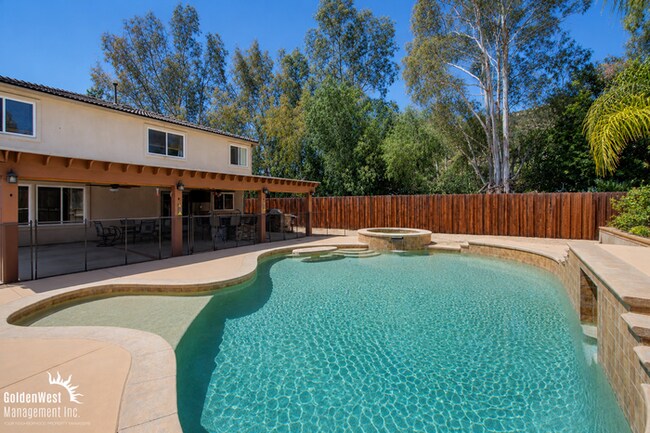 Building Photo - Bright & Spacious 4Bdm and 3Ba Home in Escondido!
