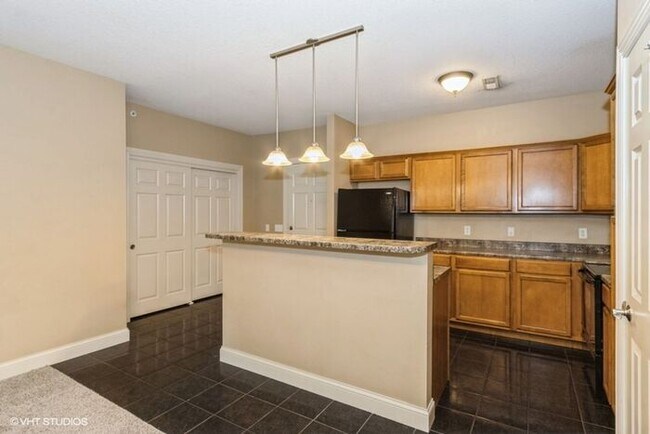 Building Photo - $1,950 | 3 Bedroom, 2 Bathroom Condo | No ...