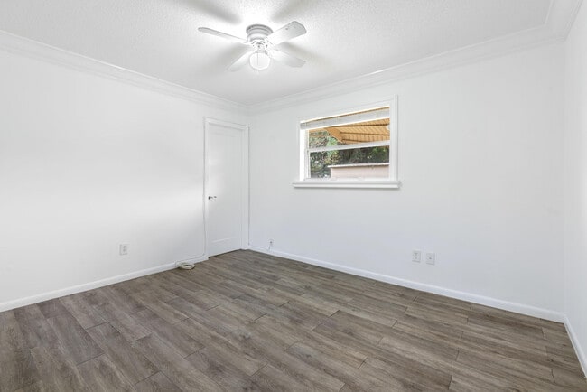 Building Photo - 8642 Sunset Dr