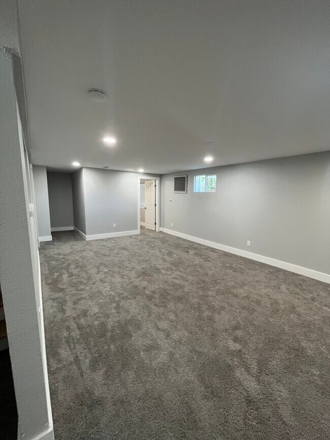 Building Photo - AVAILABLE NOW!! 4-Bedroom, 3-Bathroom Home Nestled in the Cotton Creek Neighborhood!