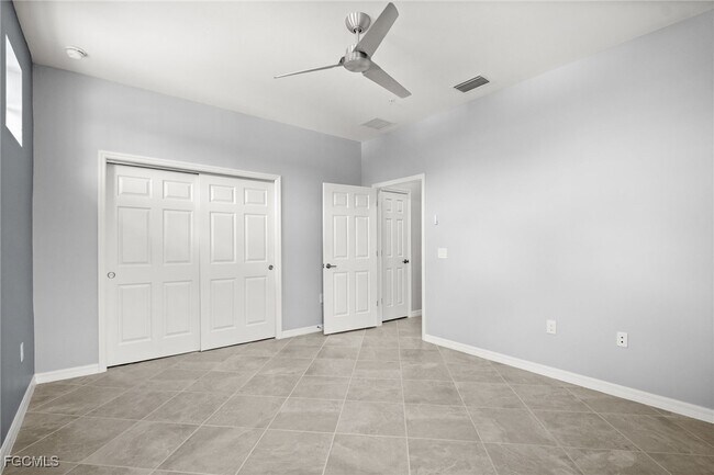 Building Photo - 12000 Santaluz Dr