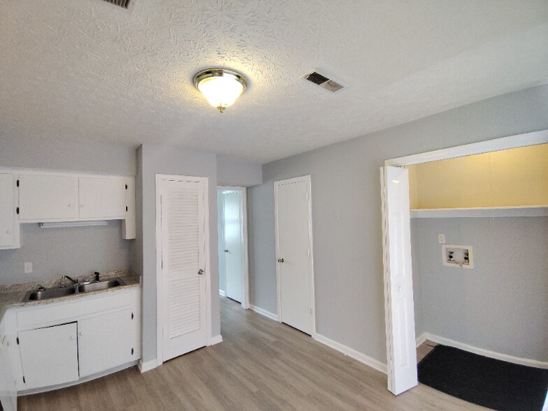 Building Photo - 73 Ferguson Dr