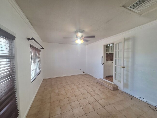 Building Photo - Home with All Utilities Included Now Available in Calexico!