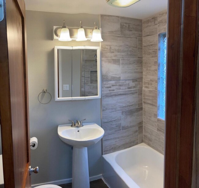 Building Photo - 604 S Fillmore St