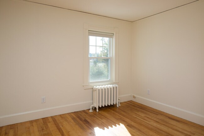 Building Photo - 352 Thoreau St