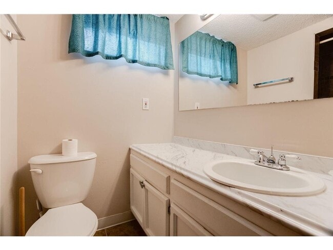 Building Photo - 821 Weeks Ave SE