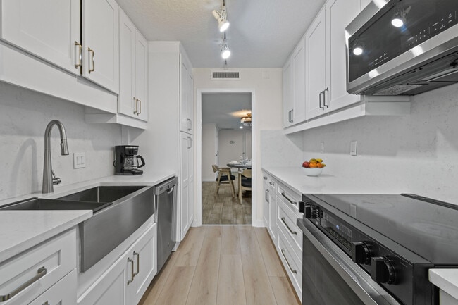 Building Photo - 4200 N Ocean Dr