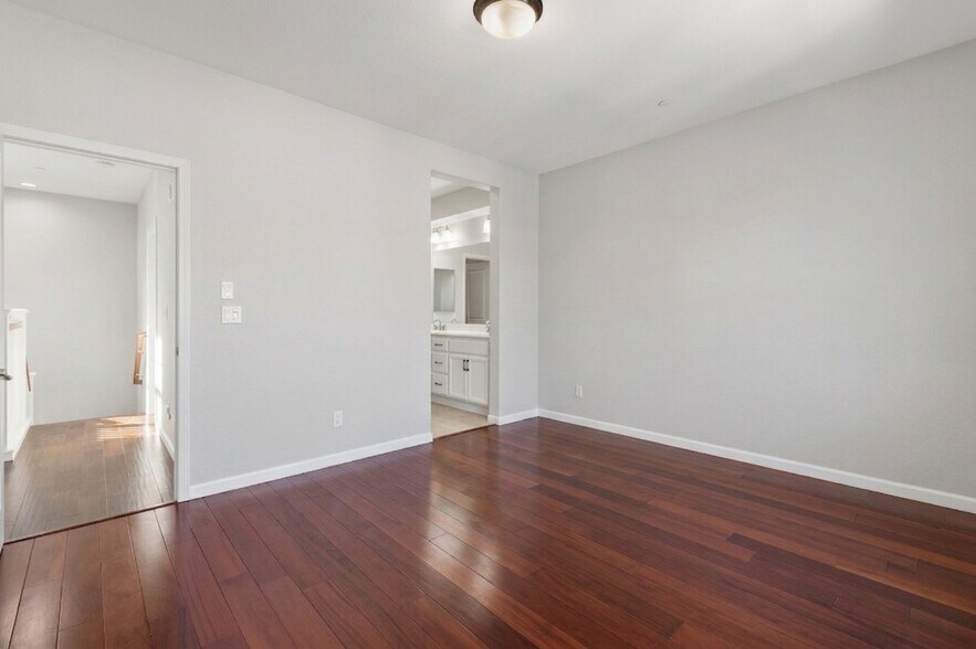 Building Photo - 1271 Westbury Dr