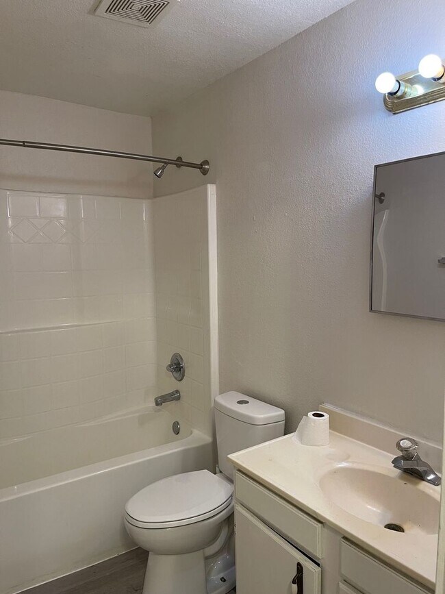 Building Photo - Adorable 3 Bedroom Home