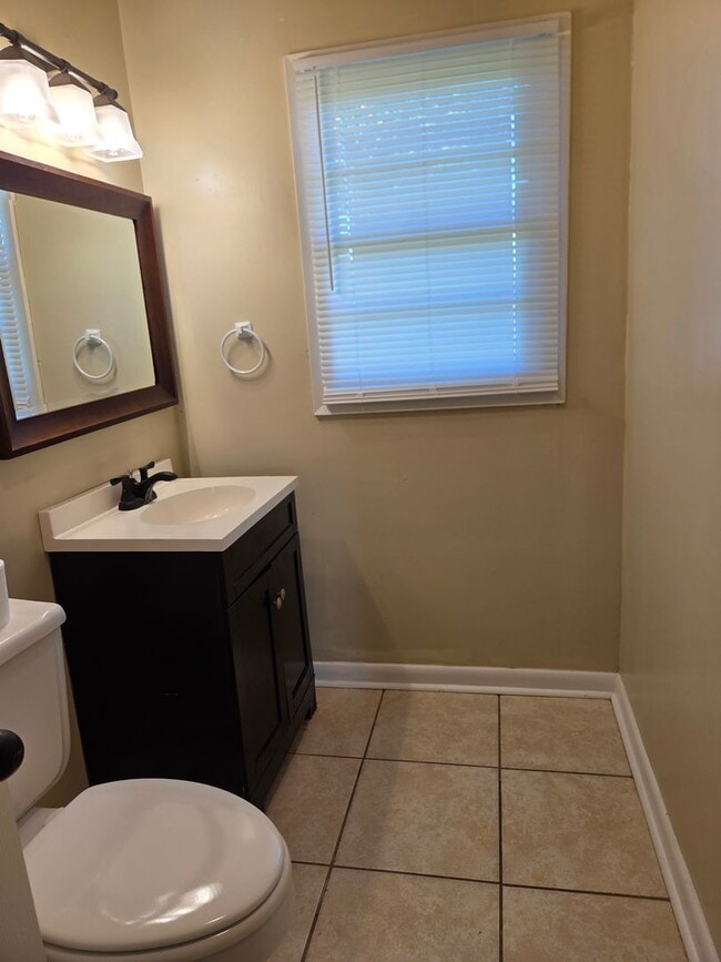 Building Photo - Lovely 3 Bedroom Home with Large Fenced in...