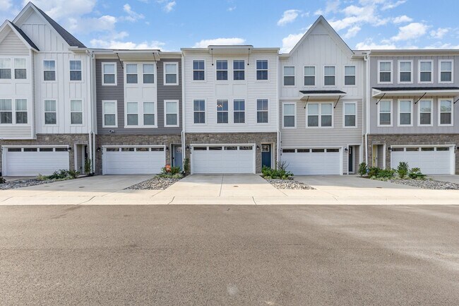 Building Photo - New Price – Move-In Ready 4BR / 4BA Townho...