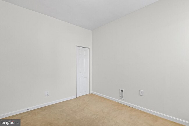 Building Photo - 4 Bedrooms 3 Bathrooms