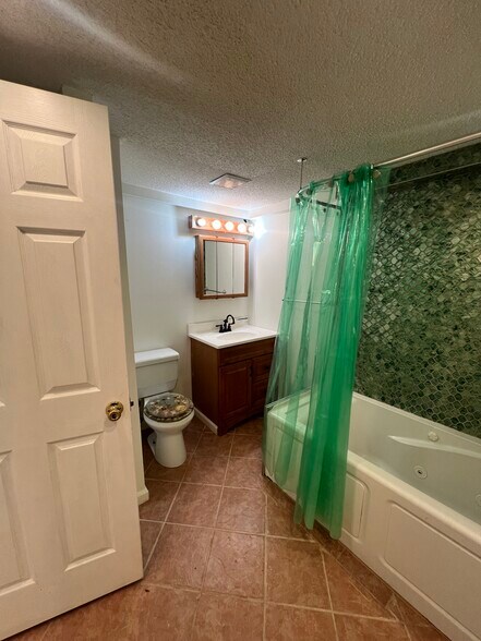 Building Photo - 2210 Shamrock Dr