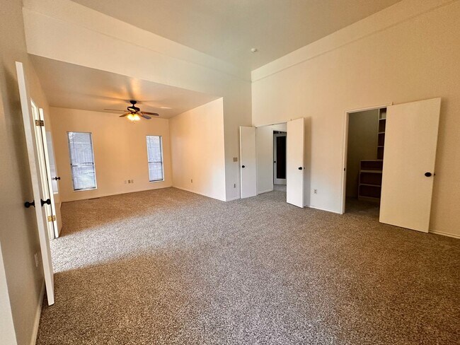 Building Photo - Spacious 4 Bed in Deer Creek