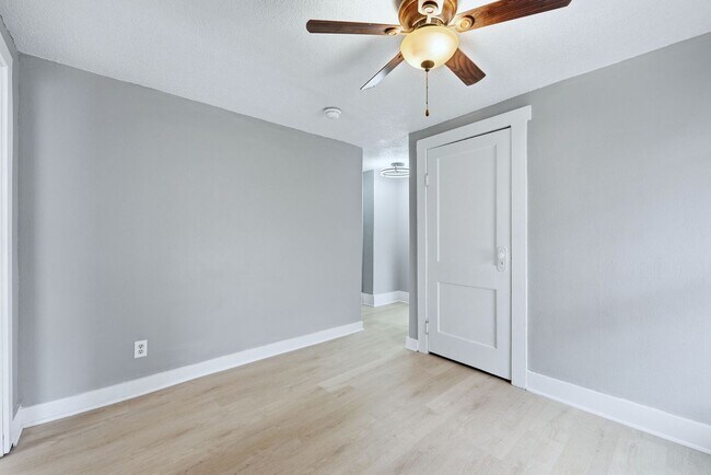 Building Photo - Three bedroom available for an immediate move in!