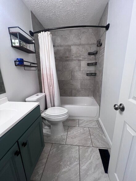 Full bath - 1013 Copperfield Ct