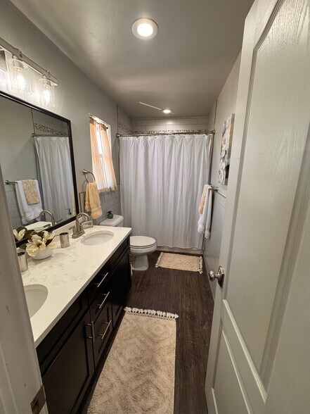 Building Photo - 1207 W Gore Blvd