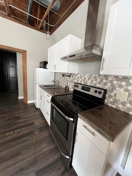 Full stove and concrete countertops - 729 Highway 314