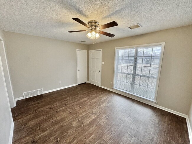 Building Photo - 6368 Leamont Dr