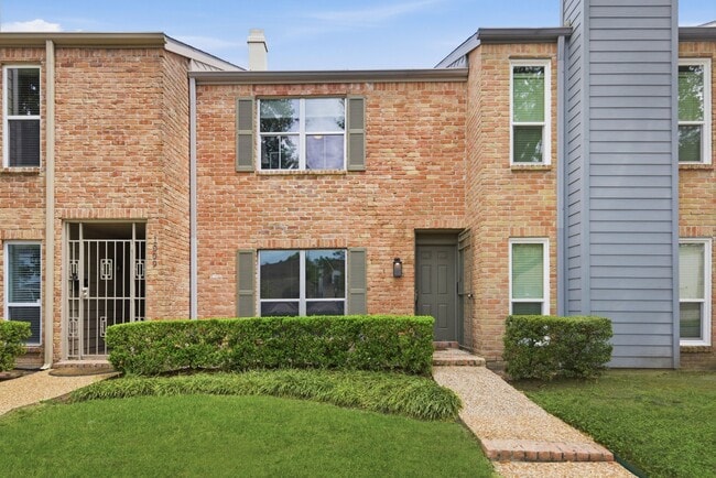 Building Photo - 1011 Fountain View Dr