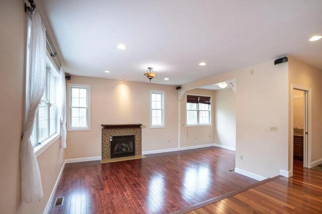 Building Photo - 4 Bedroom House For Rent