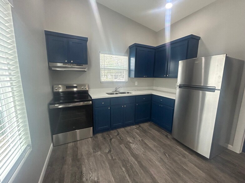 Building Photo - 8413 Jaime Cavazos St