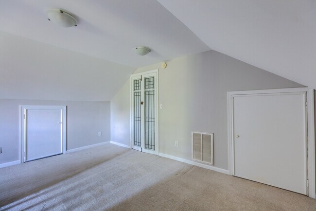 Building Photo - Gorgeous End Unit 2 Bedroom 2 Bath Near Sh...