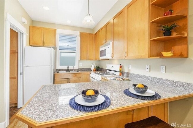 Building Photo - Fantastic Queen Anne Townhome