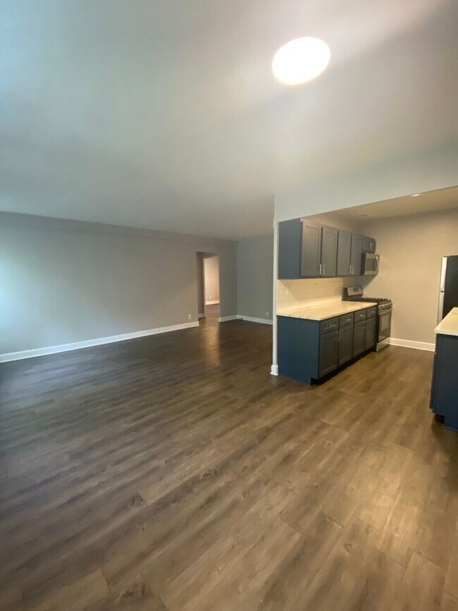 Building Photo - Updated Two Bed Two Bath Apt in Dogtown!
