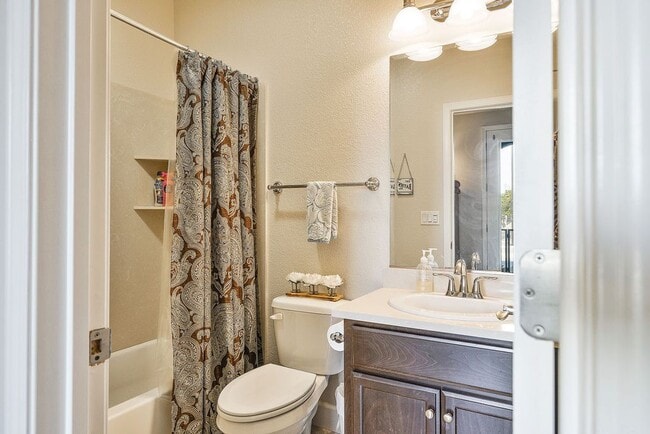 Building Photo - UPDATED LARGE 1600 sq/ft 3BR/3.5BA Central...