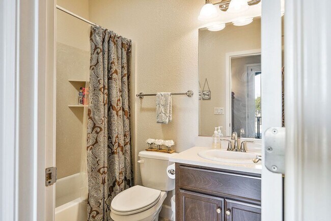 Building Photo - UPDATED LARGE 1600 sq/ft 3BR/3.5BA Central Mtn View Townhome AVAILABLE NOW