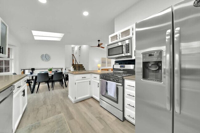 Building Photo - 5999 N Pinegrove Dr