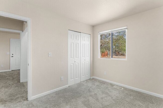 Building Photo - Well-Maintained 3-Bedroom Home with Modern...