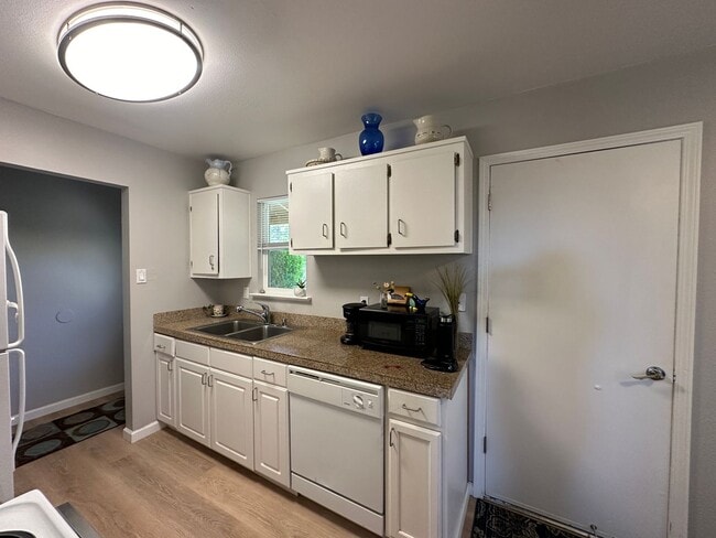 Building Photo - Adorable 3 bedroom home in Raleigh Heights