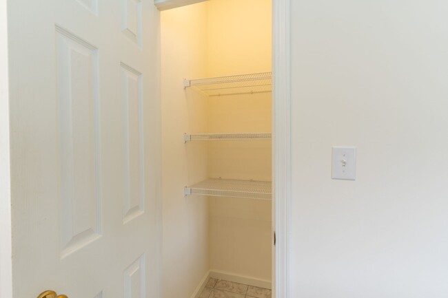 Building Photo - Huge 3 Bedroom, 2 Bath Town Home in SW Col...
