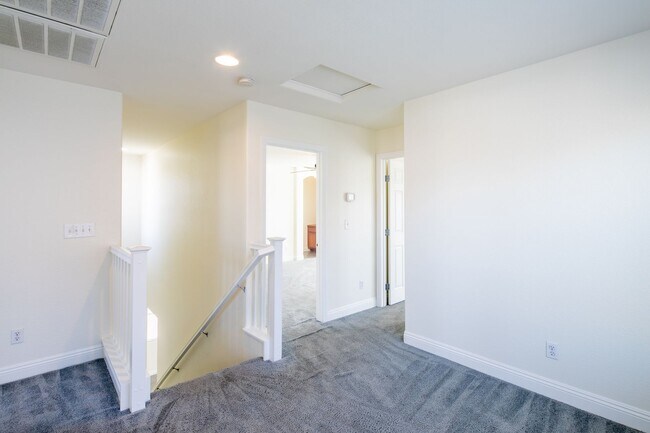 Building Photo - A MUST SEE 3BD/2.5BA SINGLE FAMILY HOME!