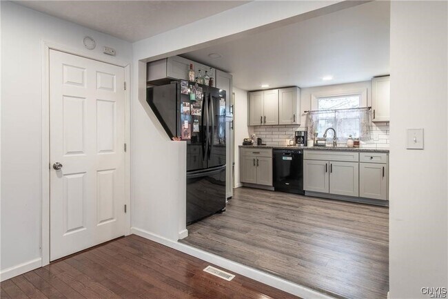 Building Photo - 215 Francis St