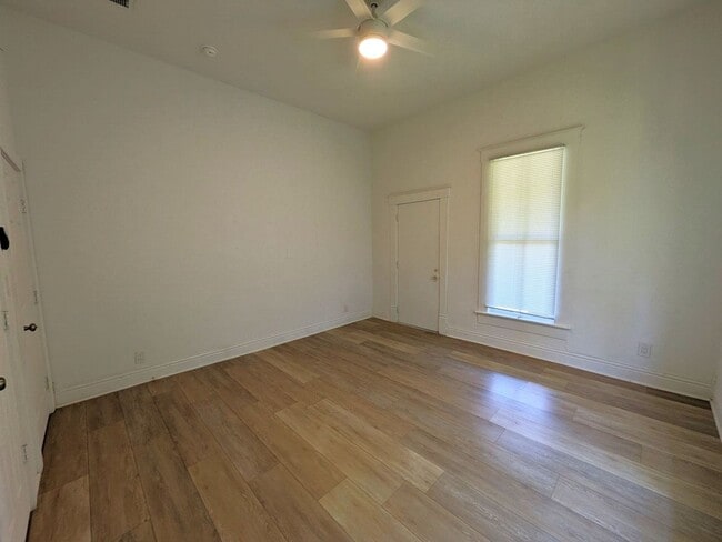 Building Photo - 1420 Live Oak St