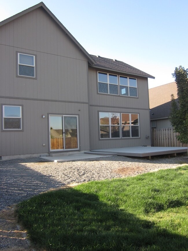 Building Photo - Redmond - Beautiful 2 Story 4 Bedroom Home...