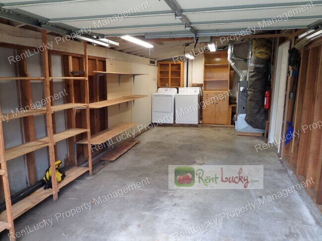 Building Photo - RARE FIND! Adorable 3-Bedroom Mid-Century Home in Great Des Moines Location!!