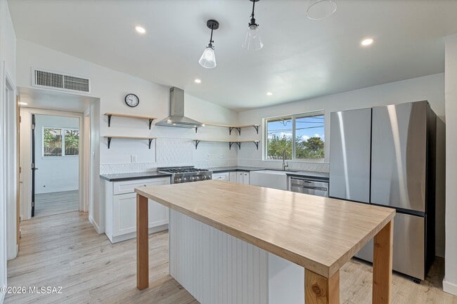 Building Photo - 227 S Ave B