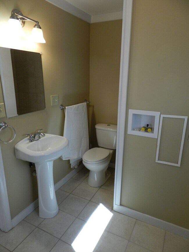 Building Photo - Come live at the Bay! Two Bedroom Willoughby Beach Cottage Available August 1st