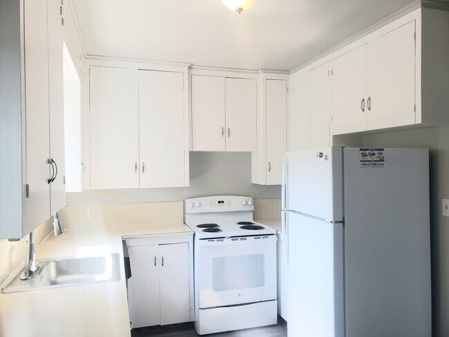 Building Photo - 3 Bedroom Near Elevator and Downtown Orego...