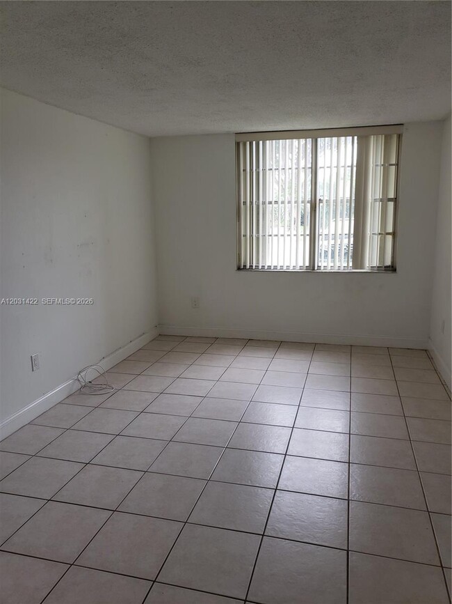Building Photo - 9310 Fontainebleau Blvd