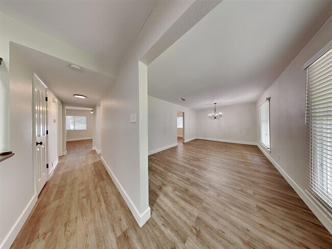 Building Photo - 2202 Briarwood Blvd