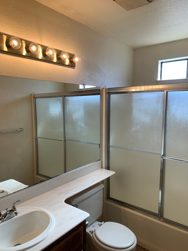 Building Photo - Beautiful home located in the heart of Turlock