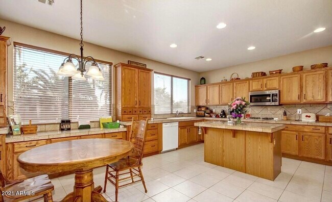 Building Photo - 2021 E Desert Inn Dr